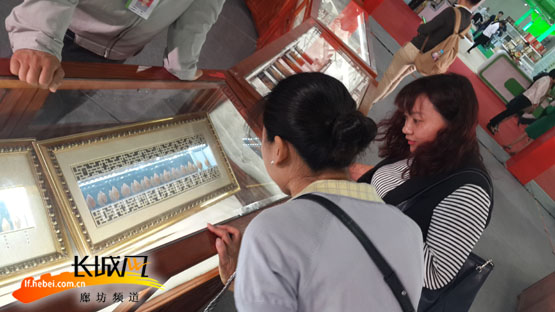 仔细欣赏橄榄核雕作品