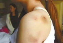 女子酒店半夜醒来 发现陌生男子坐旁边